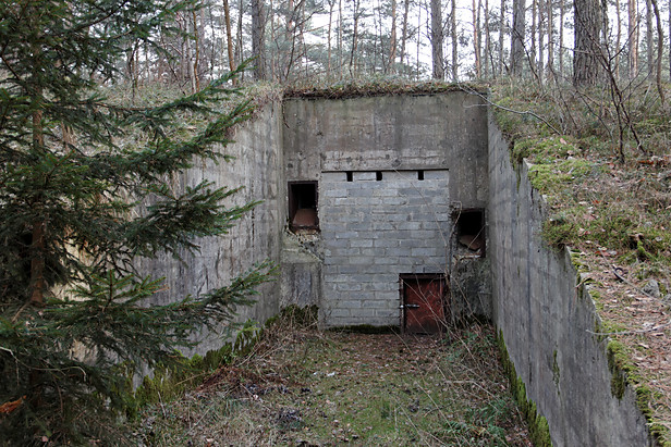 Militärfeldbahn Świnoujście Przytor: Einfahrt in Geschützbunker, Westseite